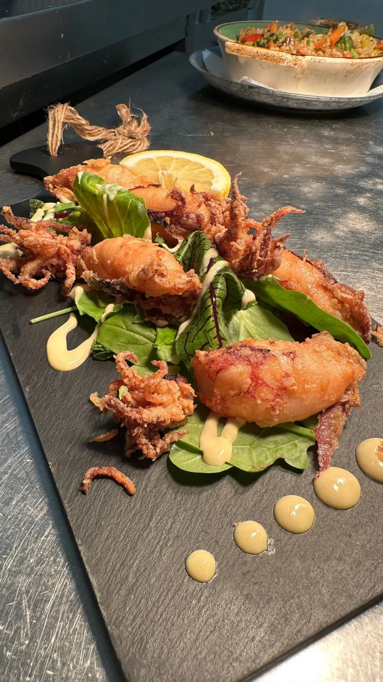 Frittierte Baby-Calamari auf Blattsalat mit Zitrone