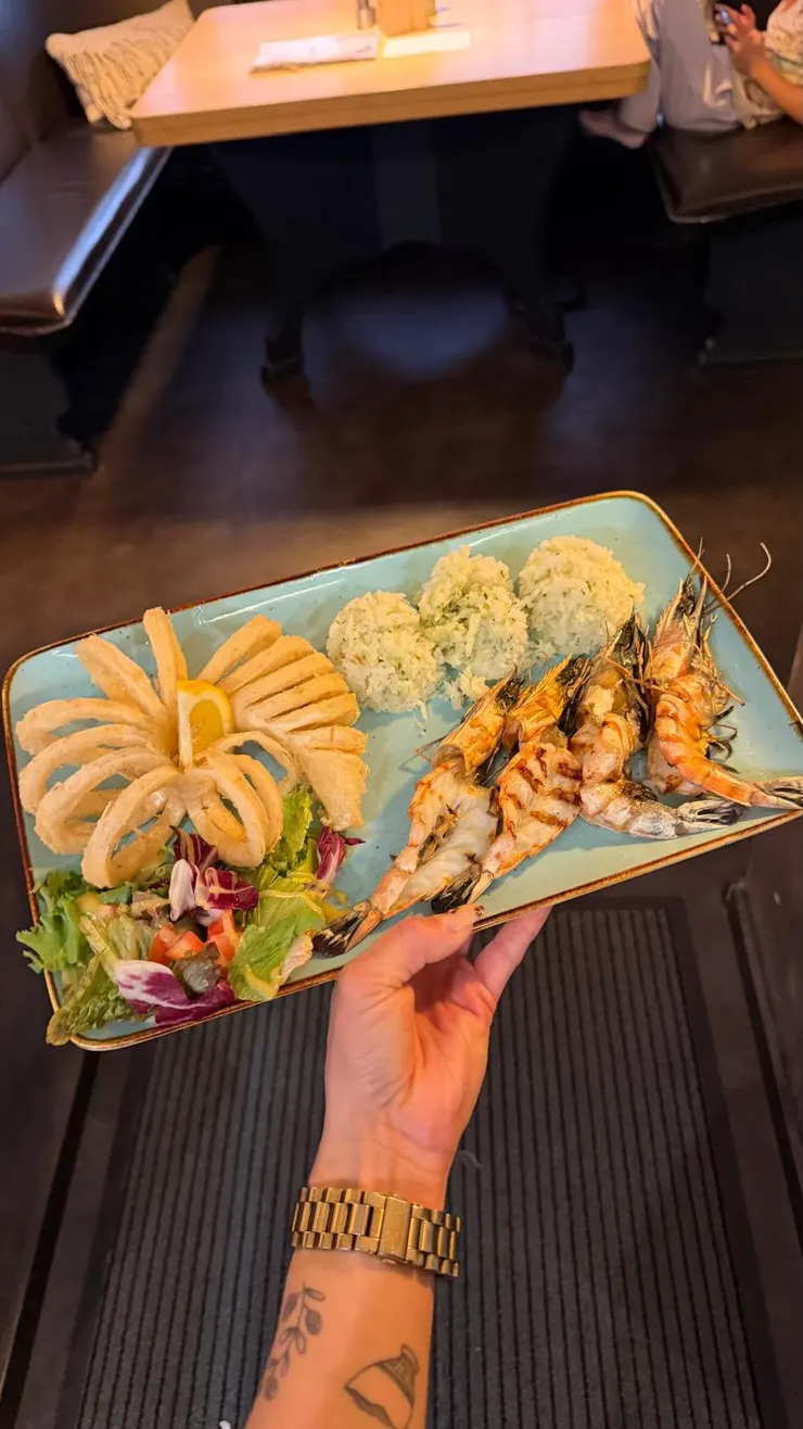Calamari-Ringe mit Zitrone, gegrillte Riesengarnelen, Reis und Salat