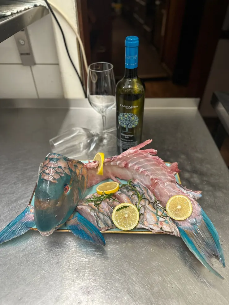 Fischplatte mit Zitronenscheiben und Rosmarin
